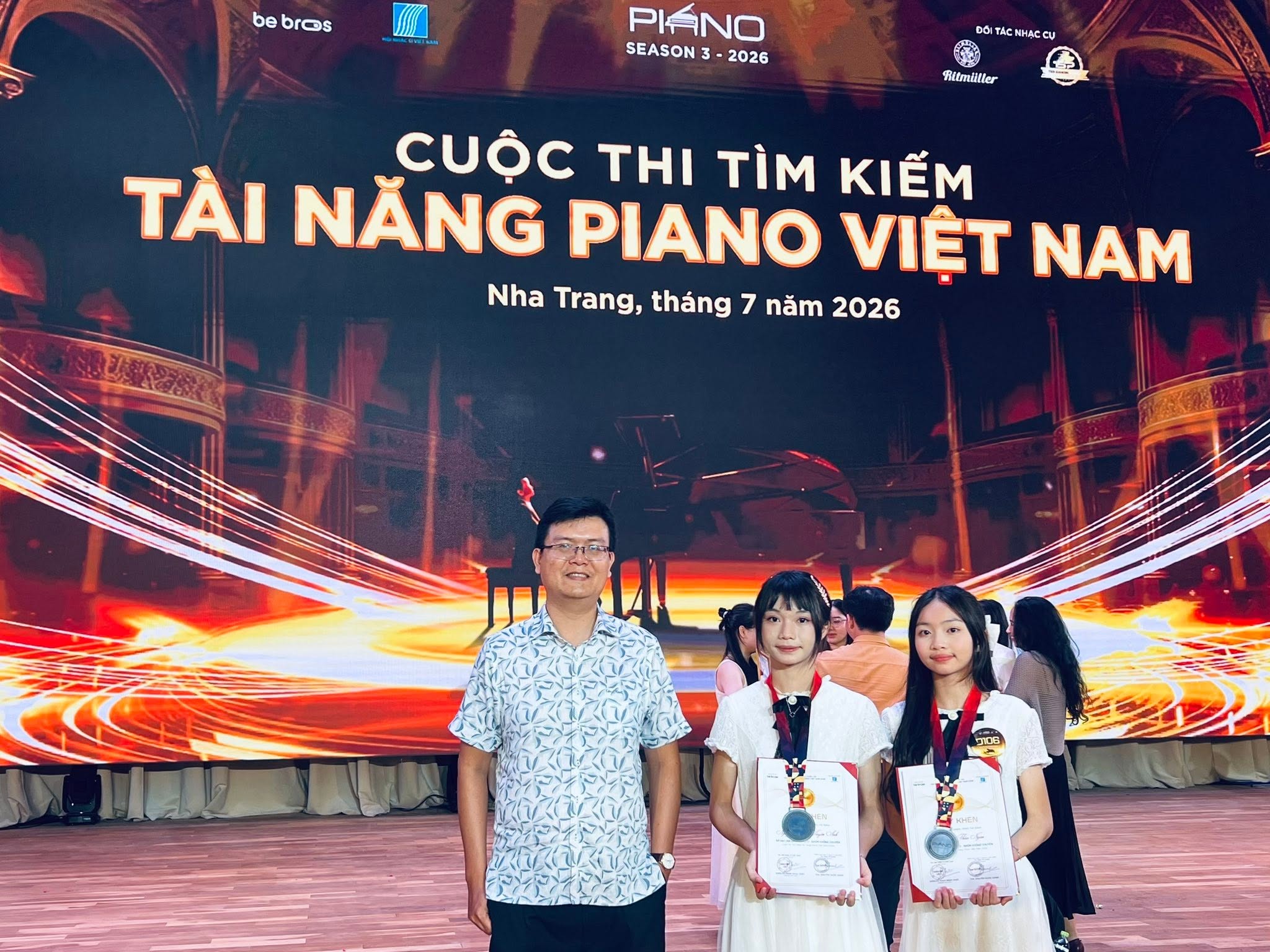 Thầy và học trò Hải Vũ trong hoạt động biểu diễn