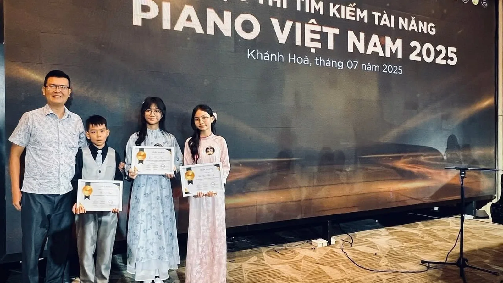 Thầy trò Hải Vũ tại một cuộc thi Piano khu vực phía Nam