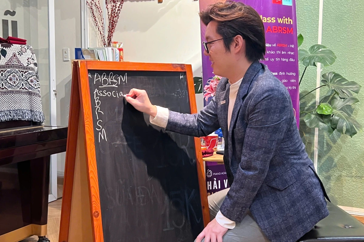 Mr. Shawn Moh đang giảng giải về ABRSM trên bảng