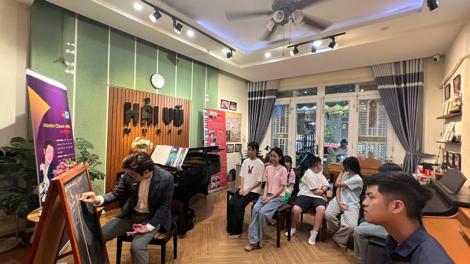 Buổi Master Class with ABRSM tại Hải Vũ Piano Academy với học viên tham gia trực tiếp